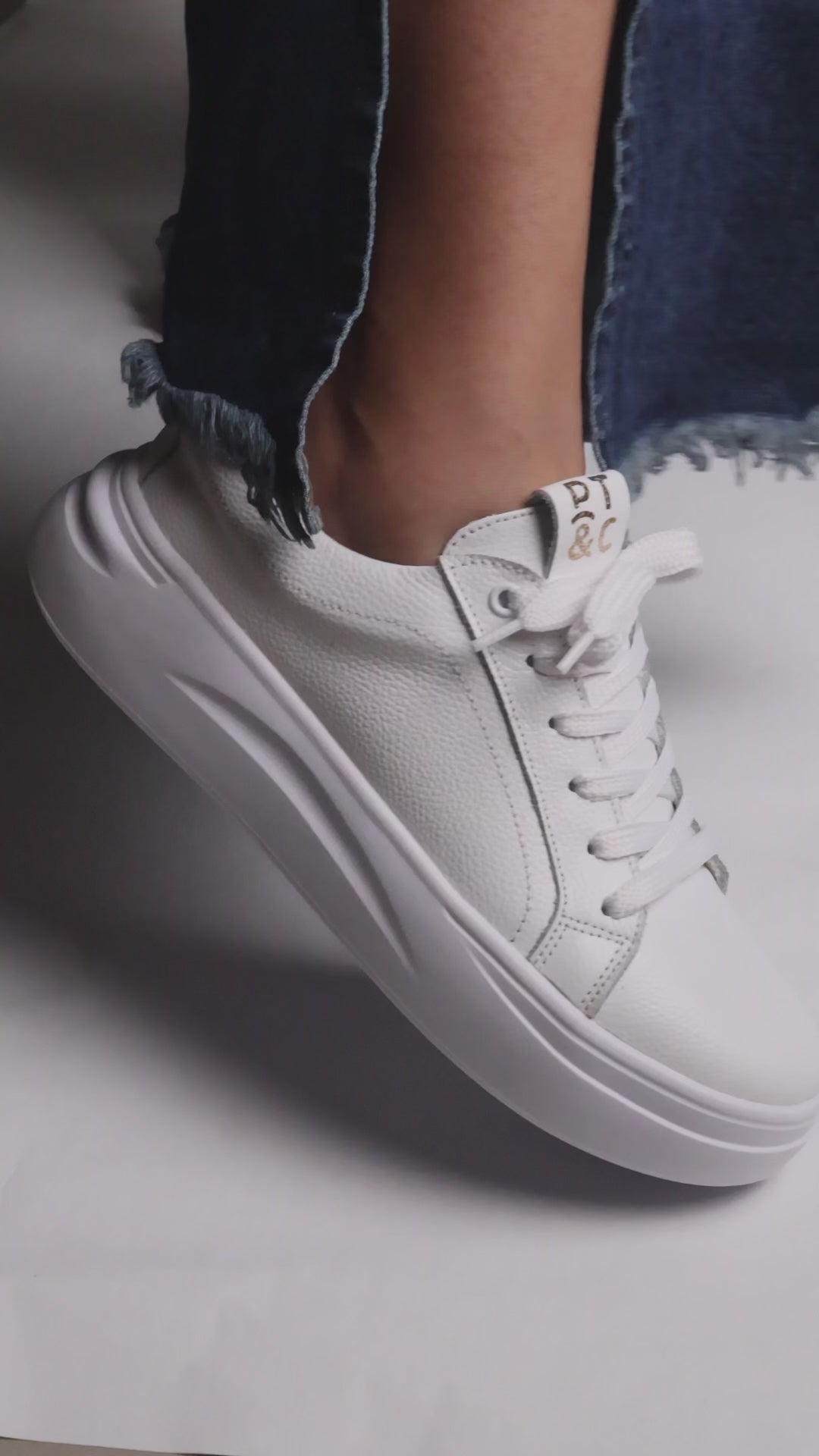 Cargar video: Zapatos blancos en cuero 100% combinación folia, suela liviana y plantilla confort.
