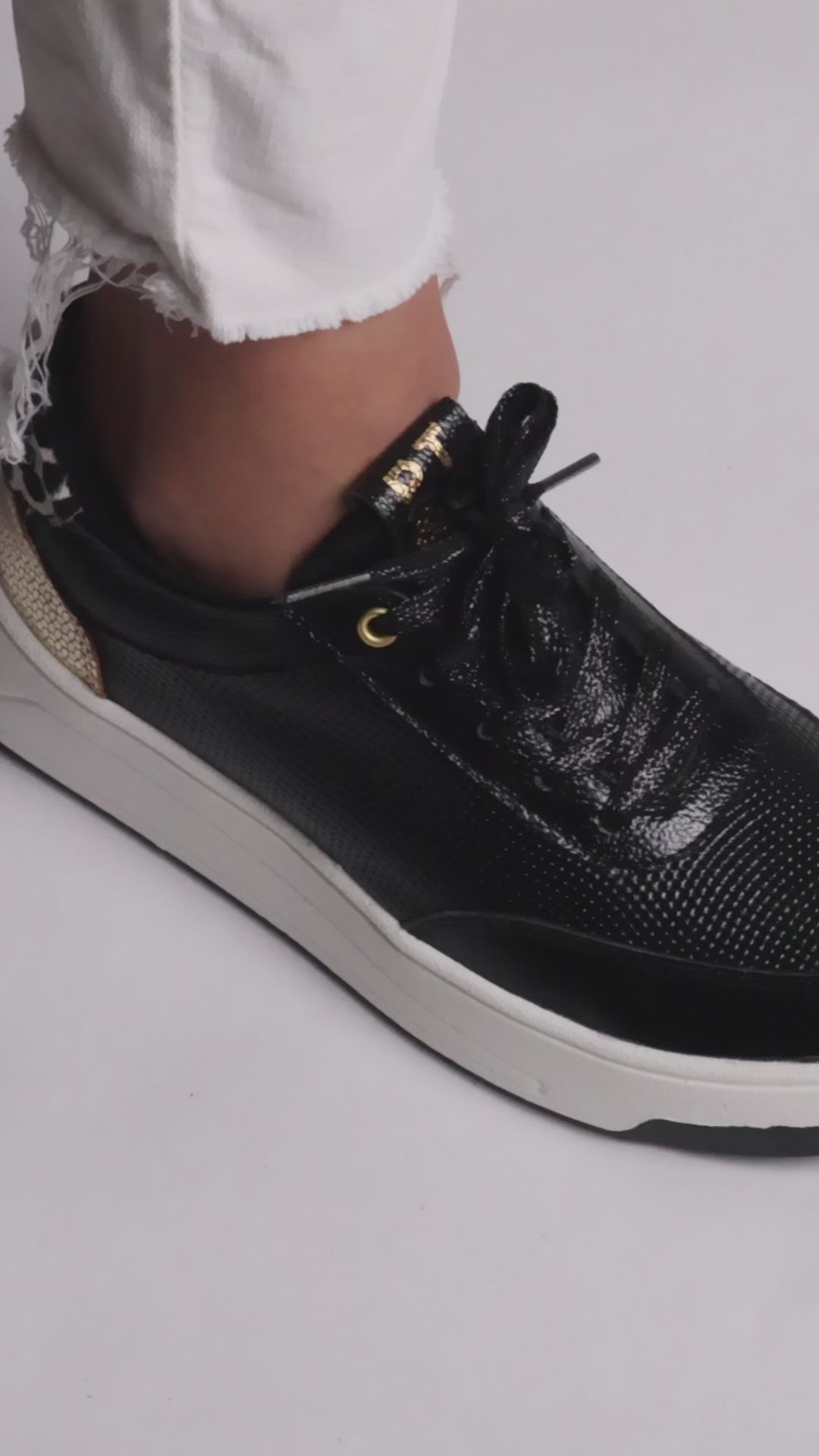 Cargar video: Zapatos negros en cuero 100% con folia dorada y cuero animal print, suela liviana y plantilla confort.